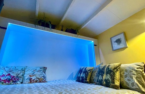 Llanfairpwllgwyngyll Cabin | Elegant Shepherds Hut Angelsey with Relaxing Hot Tub