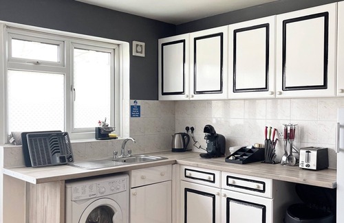 Redbridge House | Shepherds House: Family-Friendly 3/4 Bedroom Getaway