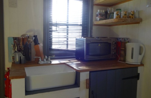 Wigton Cottage | Cozy Shepherds Hut with Hot Tub near Hadrian's Wall