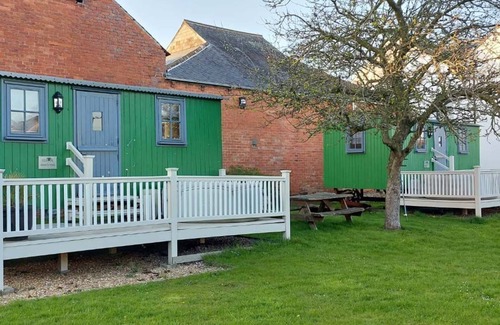 Wigton Cottage | Cozy Shepherds Hut with Hot Tub near Hadrian's Wall