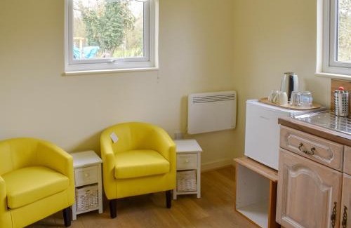 Five Oak Green House | Cozy Stay at Shepherds Hut 1 - Pet and Child Friendly