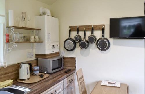 Five Oak Green House | Cozy Stay at Shepherds Hut 1 - Pet and Child Friendly
