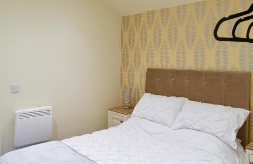 Five Oak Green House | Cozy Stay at Shepherds Hut 1 - Pet and Child Friendly