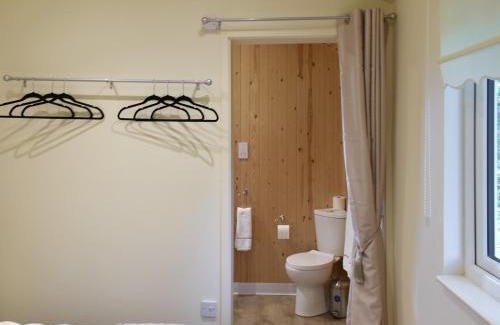 Five Oak Green House | Cozy Stay at Shepherds Hut 1 - Pet and Child Friendly