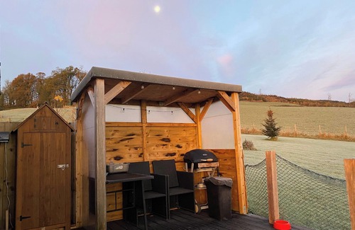 Newbridge Cabin | Tranquil Shepherds Hut Retreat with Spa and Lake Views