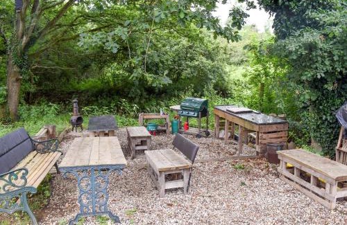 Five Oak Green House | Family-Friendly Getaway at Shepherds Hut 2 in Laddingford