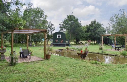 Five Oak Green House | Family-Friendly Getaway at Shepherds Hut 2 in Laddingford
