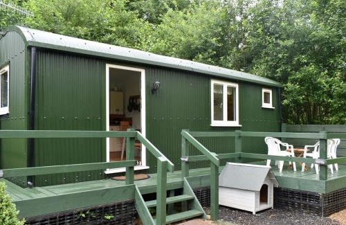 Five Oak Green House | Family-Friendly Retreat at Shepherds Hut 3 in Laddingford