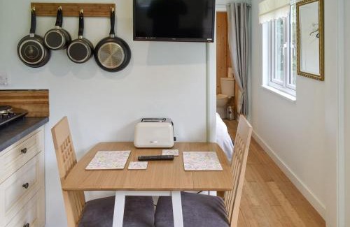 Five Oak Green House | Family-Friendly Retreat at Shepherds Hut 3 in Laddingford