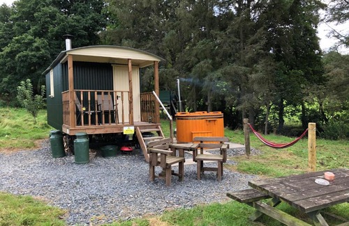 Oswestry Other | Relaxing Shepherds Hut Retreat with Inviting Hot Tub