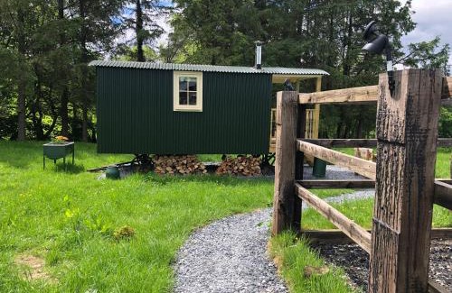 Oswestry Other | Relaxing Shepherds Hut Retreat with Inviting Hot Tub