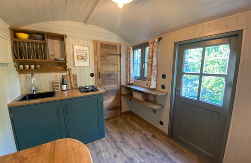 Seytroux Cabin | Inviting Alpine Shepherds Hut Retreat – Near Morzine