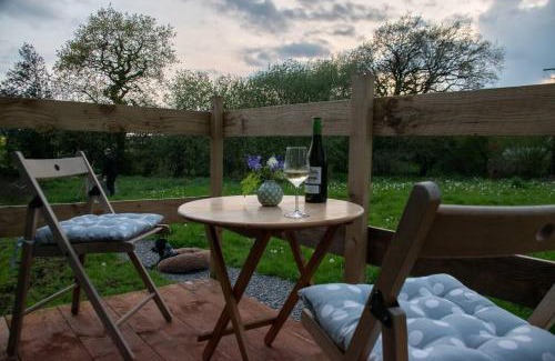 Cowbridge Ski Chalet | Pet-Friendly Shepherds Hut in a Scenic Enclosed Field
