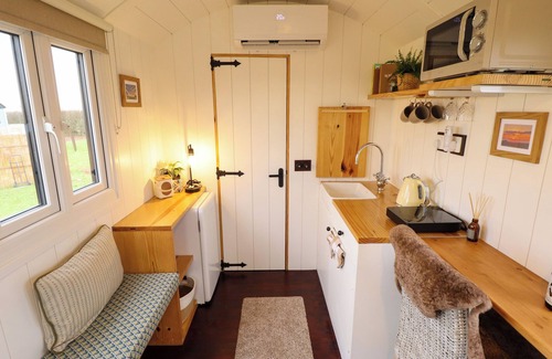 Aubourn Cottage | SHEPHERDS HUT - OAK, romantic, with hot tub in Lincoln