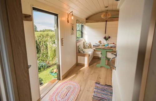 Cricket Malherbie Apartment | Relaxing Shepherds Hut with Swedish Sauna & Countryside Views