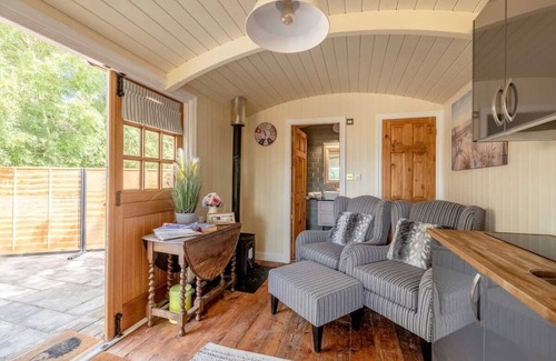 Maidenhead Apartment | Tranquil Escape at The Shepherds Hut with Hot Tub Retreat