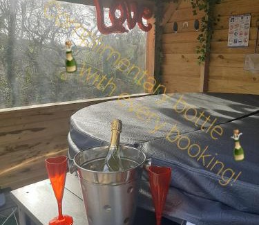 Malltraeth House | Relaxing Shepherds Hut with Hot Tub on Anglesey, Wales