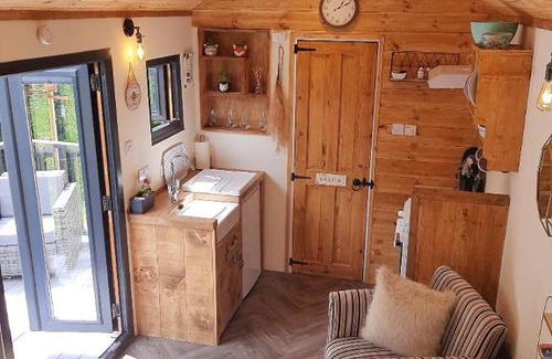 Malltraeth House | Relaxing Shepherds Hut with Hot Tub on Anglesey, Wales