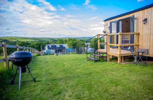 St Wenn Other | Cozy Shepherds Hut with Hot Tub and Oceanfront Views
