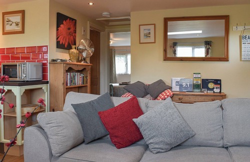 Raymonds Hill Cottage | Ideal 2-Bedroom Accommodation in Axminster with Ocean View