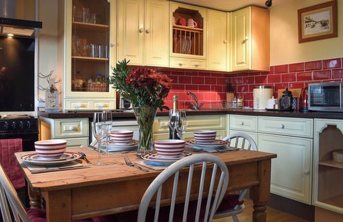 Raymonds Hill Cottage | Ideal 2-Bedroom Accommodation in Axminster with Ocean View