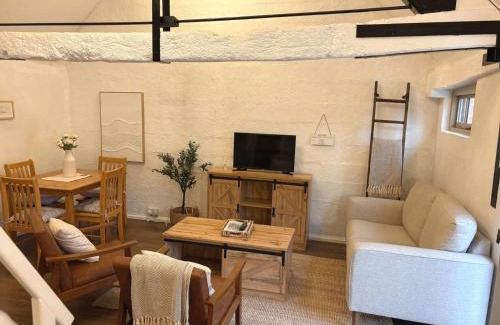 Lechlade House | Shepherds Rest Cotswolds Cottage Farm Stay With Pool