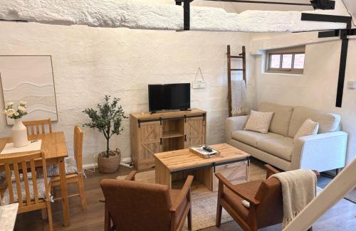 Lechlade House | Shepherds Rest Cotswolds Cottage Farm Stay With Pool
