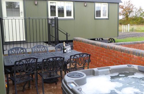 Alcester House | Relaxing Shepherds View at Oaks Barn Farm with Hot Tub