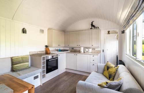 Alcester House | Relaxing Shepherds View at Oaks Barn Farm with Hot Tub