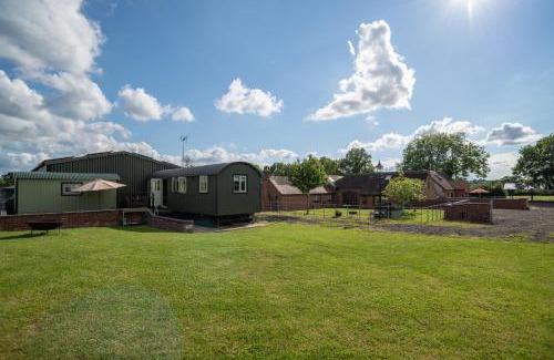 Alcester House | Relaxing Shepherds View at Oaks Barn Farm with Hot Tub