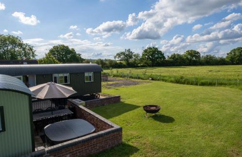 Alcester House | Relaxing Shepherds View at Oaks Barn Farm with Hot Tub