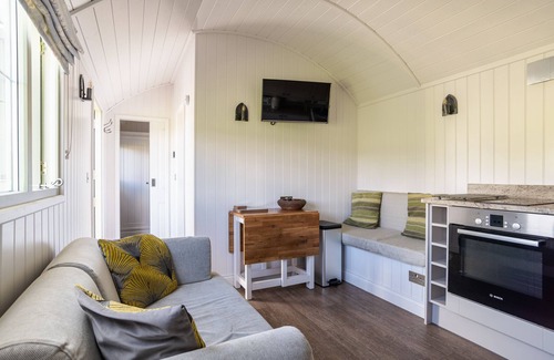 Alcester House | Indulge in Shepherds View at Oaks Barn Farm with Hot Tub