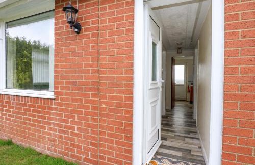 Terrington Saint Clement House | Cozy Sheppard's Hut: Pet & Child Friendly Retreat
