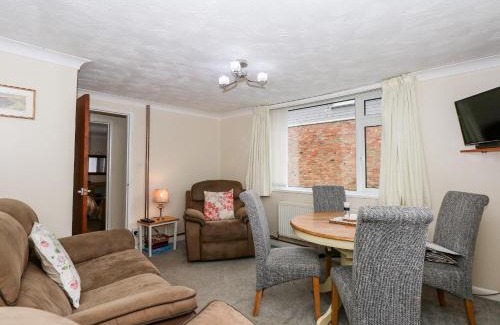 Terrington Saint Clement House | Cozy Sheppard's Hut: Pet & Child Friendly Retreat