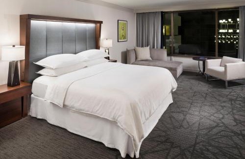 Bloomington Hotel | Discover Sheraton Bloomington: Pet-Friendly & Family-Oriented