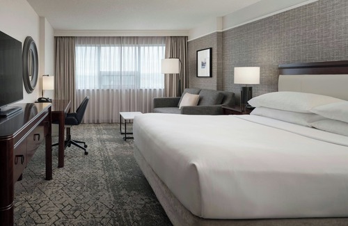 Calgary Hotel | Elegant Sheraton Cavalier Calgary Hotel with Pool & Breakfast