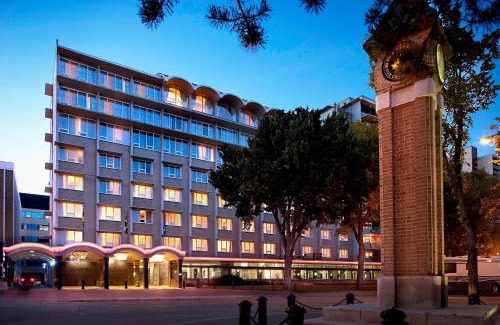 Saskatoon Downtown Hotel | Relax at Sheraton Cavalier Saskatoon Hotel with Pool & Pets