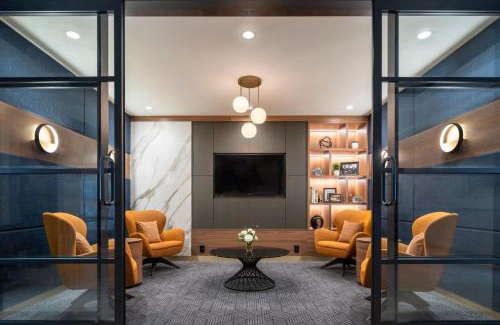 Saskatoon Downtown Hotel | Relax at Sheraton Cavalier Saskatoon Hotel with Pool & Pets