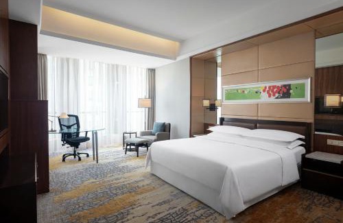 Pudong Hotel | Elegant Stay at Sheraton Grand Shanghai Pudong Hotel