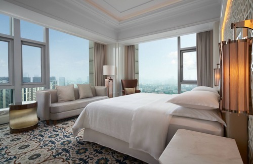 Jiang Han Hotel | Elegant Sheraton Grand Wuhan Hankou Hotel with Pool & Spa