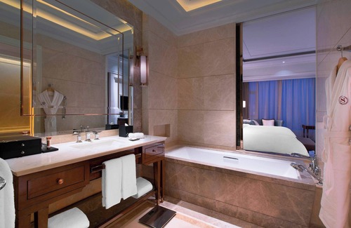 Jiang Han Hotel | Elegant Sheraton Grand Wuhan Hankou Hotel with Pool & Spa