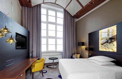 List Hotel | Elegant Sheraton Hanover Pelikan Hotel with Spa & Dining