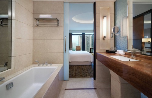 Lixia District Hotel | Elegant Sheraton Jinan Hotel: 4-Star Stay with Spa & Pool