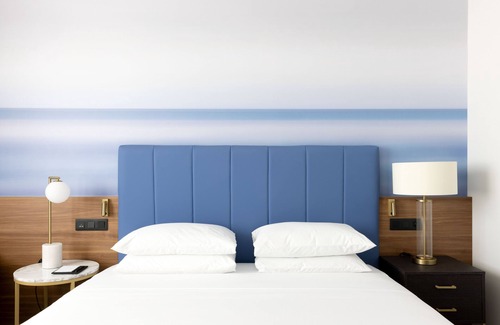 L'Arenas Hotel | Discover Sheraton Nice Airport: Eco-Friendly Comfort & Pool