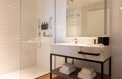 L'Arenas Hotel | Discover Sheraton Nice Airport: Eco-Friendly Comfort & Pool