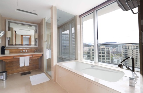 Chun'an Hotel | Indulge at Sheraton Qiandao Lake Resort with Premium Amenities