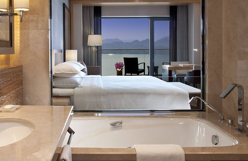 Chun'an Hotel | Indulge at Sheraton Qiandao Lake Resort with Premium Amenities