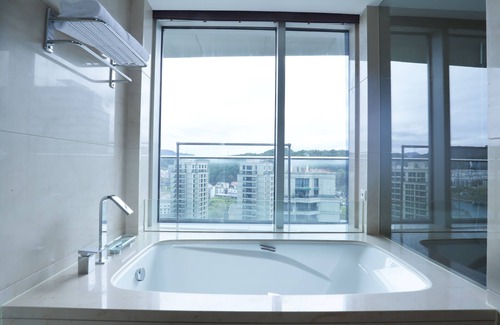 Chun'an Hotel | Indulge at Sheraton Qiandao Lake Resort with Premium Amenities