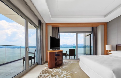 Chun'an Hotel | Indulge at Sheraton Qiandao Lake Resort with Premium Amenities