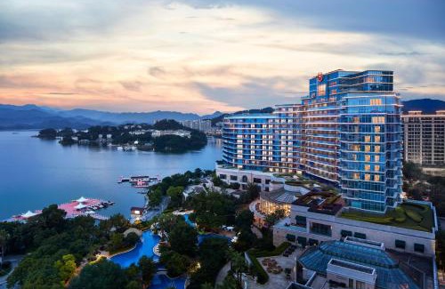 Chun'an Hotel | Relax at Sheraton Qiandao Lake Resort with Spa & Pool Access